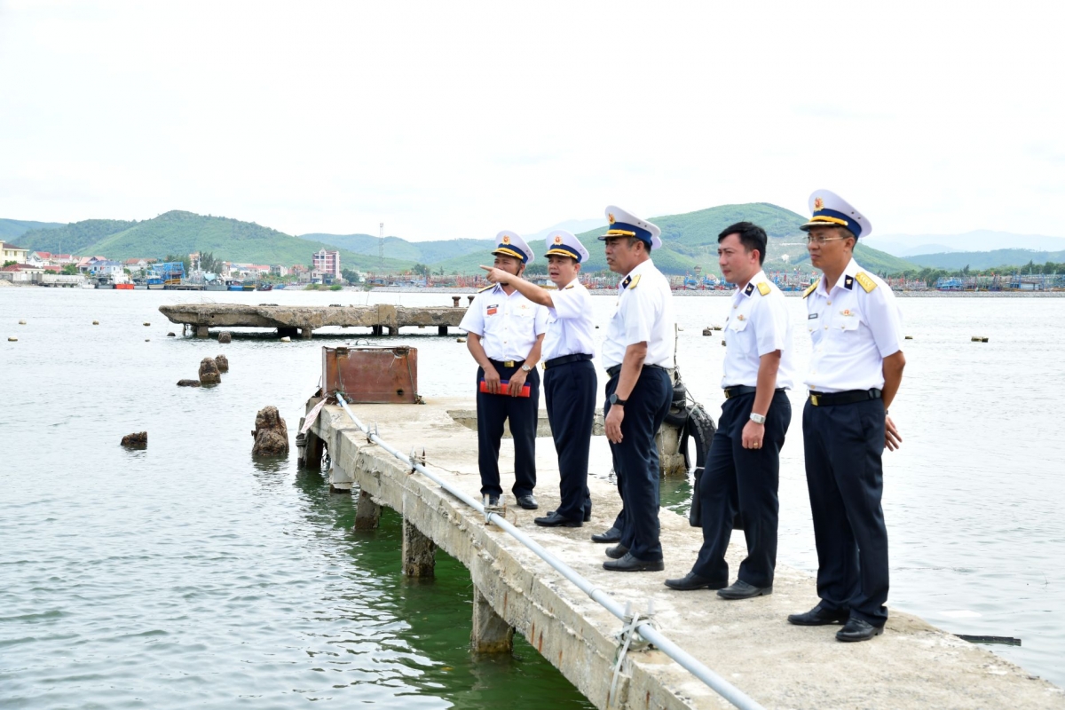 Đại tá Phạm Anh Tuấn, Tư lệnh Vùng 3 Hải quân và đoàn công tác kiểm tra thực tế cảng vụ 313