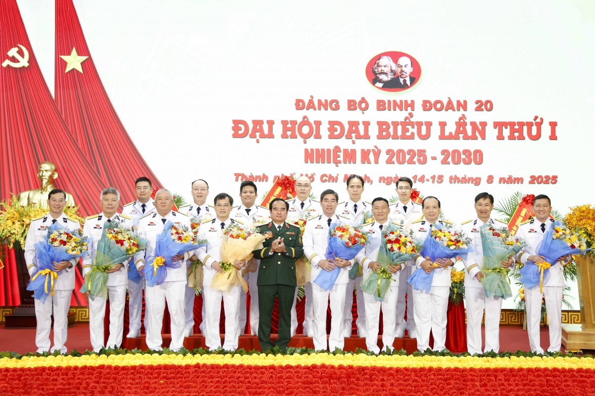 Thiếu tướng Vũ Ngọc Hoàng, Ủy viên chuyên trách Ủy ban Kiểm tra Quân ủy Trung ương chúc mừng Ban chấp hành Đảng bộ Binh đoàn 20 nhiệm kỳ 2025-2030