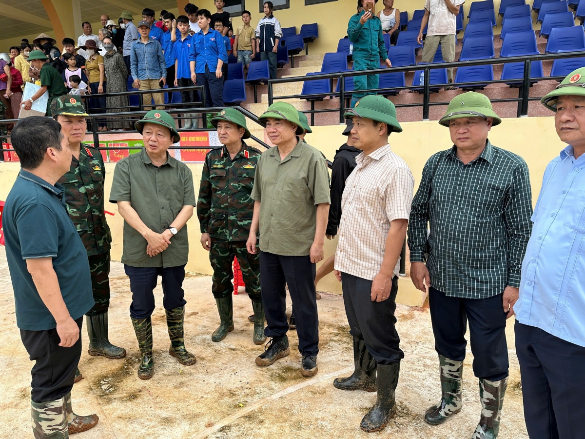 Phó Thủ tướng Trần Hồng Hà chỉ đạo việc tiếp tế lương thực tại các xã vùng lũ.