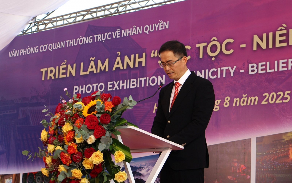 Đại tá Nguyễn Hoa Chi – Phó Cục trưởng Cục Đối ngoại Bộ Công an, Phó Chánh Văn phòng Cơ quan thường trực về nhân quyền Chính phủ phát biểu khai mạc triển lãm.