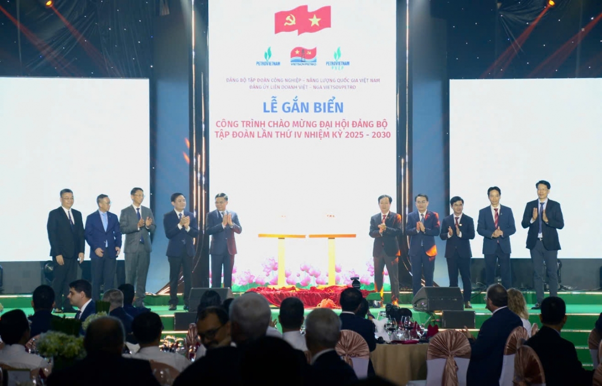 Lãnh đạo Tập đoàn Petrovietnam và Vietsovpetro cùng thực hiện nghi thức gắn biển Công trình tiêu biểu chào mừng Đại hội Đảng bộ Tập đoàn Công nghiệp - Năng lượng Quốc gia Việt Nam lần thứ IV, nhiệm kỳ 2025–2030 cho Dự án Phát triển mỏ KNT - KTN, Lô 09-2/09 và Dự án phát triển mỏ Đại Hùng pha 3, giàn WHP DH-01.