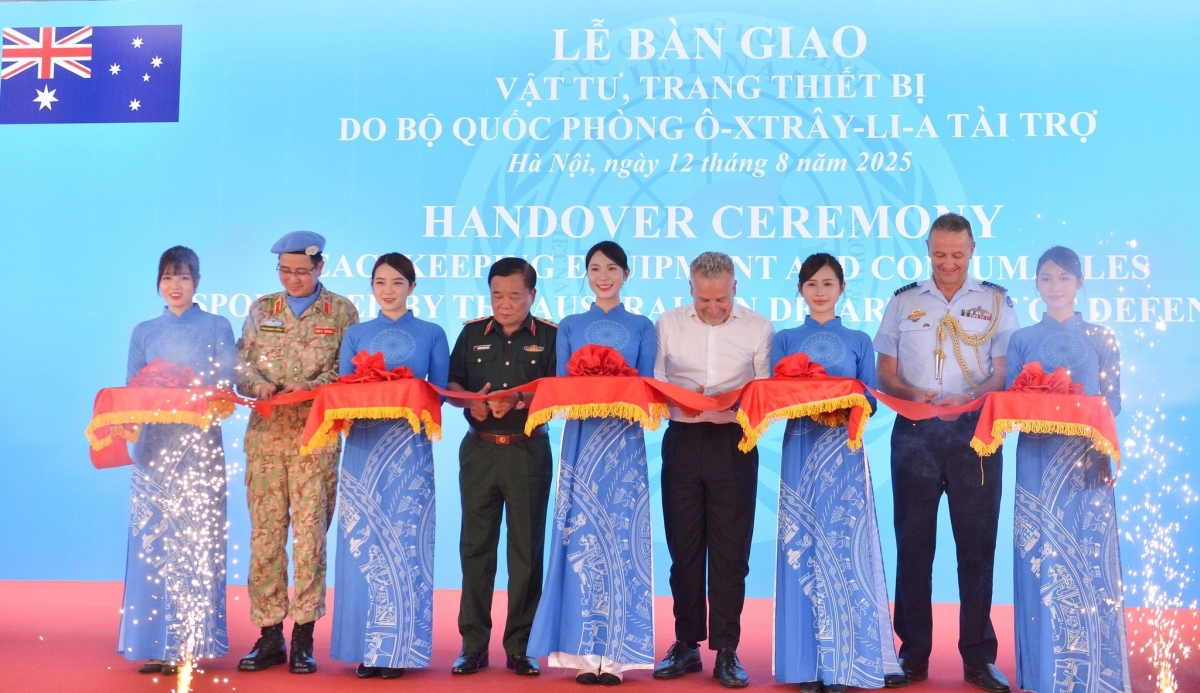 Lễ Bàn giao vật tư, trang thiết bị do Bộ Quốc phòng Australia tài trợ cho Việt Nam