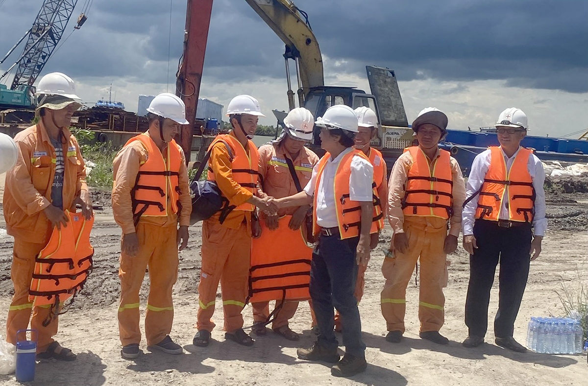 Lãnh đạo Đội Truyền tải điện Cà Mau động viên kỹ sư, công nhân trước khi lên đường làm nhiệm vụ