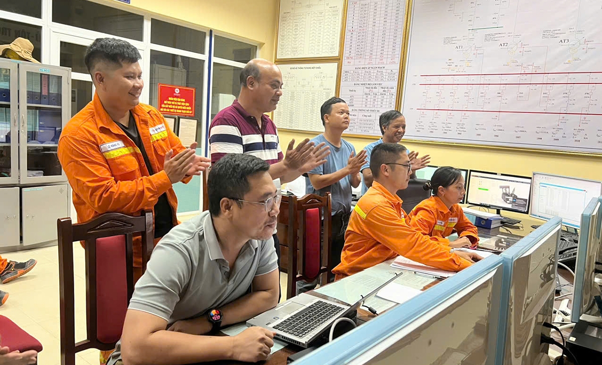 Đại diện Ban Quản lý dự án Truyền tải điện (Tổng Công ty Truyền tải điện Quốc gia - EVNNPT) cùng các đơn vị liên quan chứng kiến thời khắc đóng điện của dự án