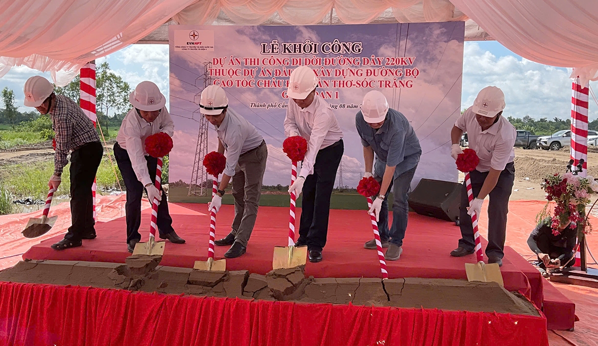 Các đại biểu thực hiện nghi thức khởi công dự án