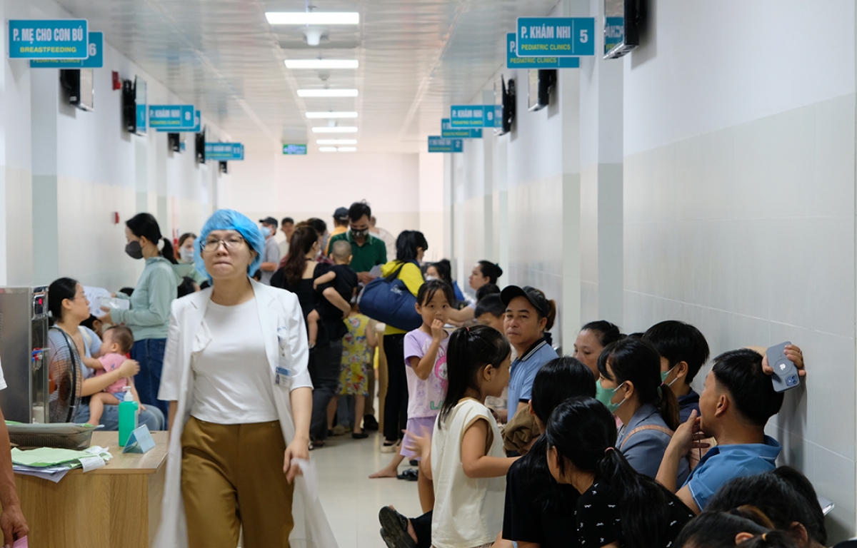 Bệnh nhân đến chờ khám tại khoa Khám Đa khoa cấp cứu, Bệnh viện Phụ sản- Nhi Đà Nẵng.