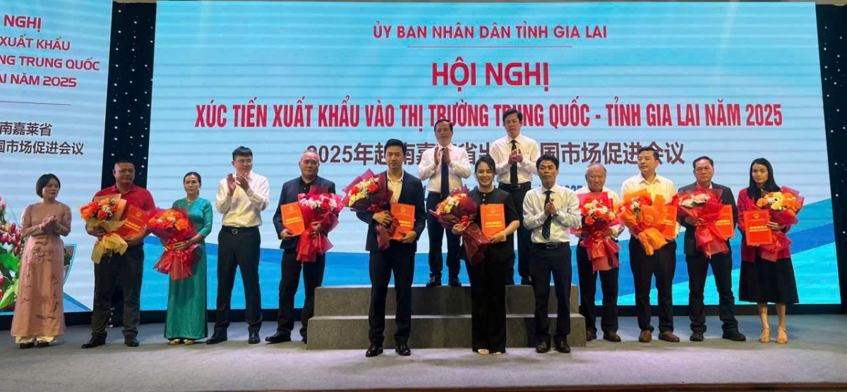 Các doanh nghiệp tỉnh Gia Lai và Quảng Tây- Trung Quốc ký 7 biên bản ghi nhớ tại hội nghị. (Ảnh: Nguyễn Thảo)