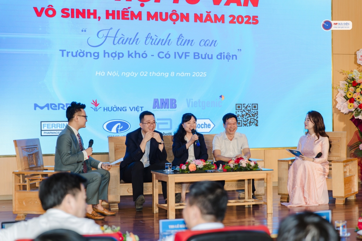 Các thầy thuốc tham gia buổi giao lưu tại Ngày hội