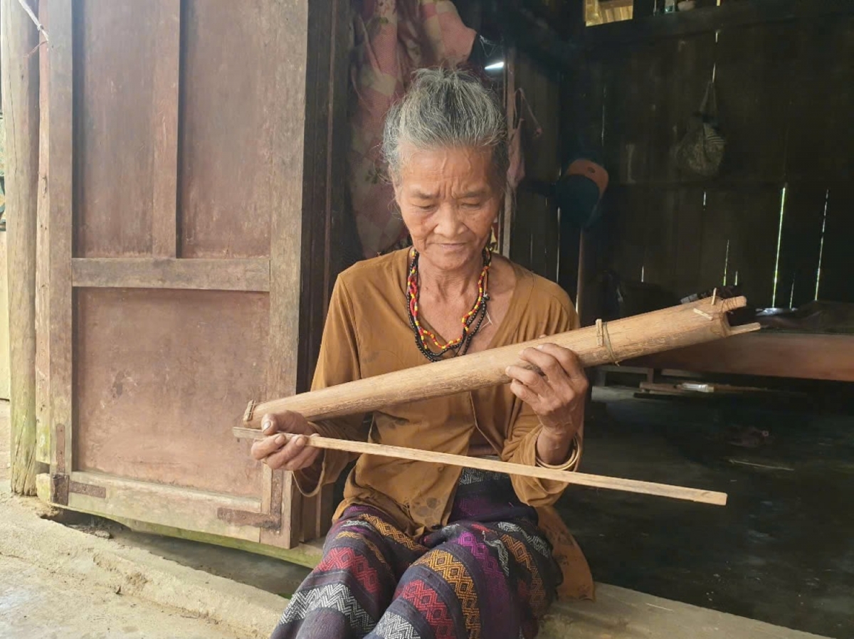 Cây đàn Chơ-ra-bon là nhạc cụ duy nhất mà người Chứt còn lưu giữ được qua các biến động lịch sử