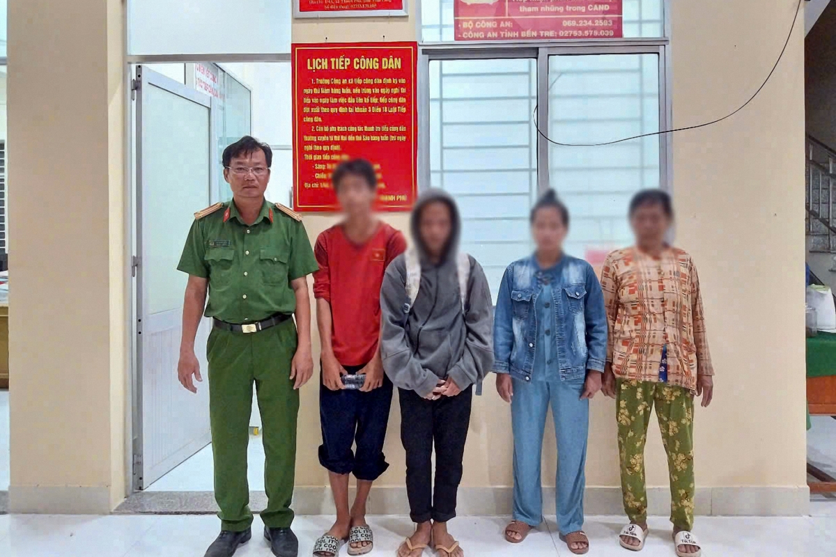Công an xã Thạnh Phú giao 02 thiếu niên cho gia đình (Ảnh: Công an Vĩnh Long)