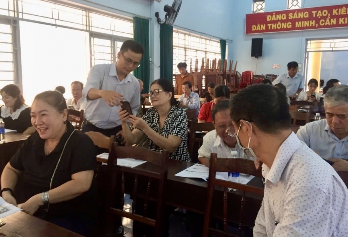 Chuyên viên chuyển đổi số VNPT Đắk Lắk hướng dẫn cho học viên cài đặt app Đắk Lắk trực tuyến ( ảnh Kim Huế)