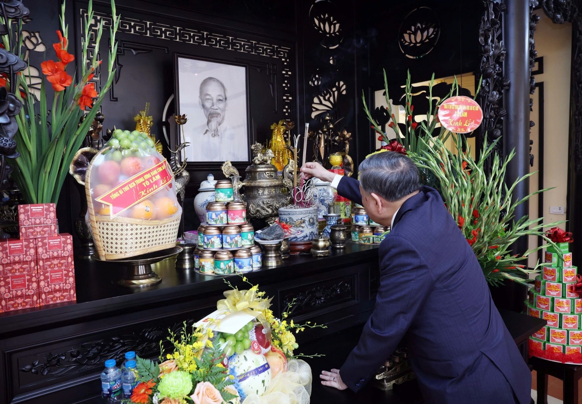 Tổng Bí thư Tô Lâm dâng hương tưởng niệm Chủ tịch Hồ Chí Minh tại Di tích nhà số 48 Hàng Ngang, Hà Nội