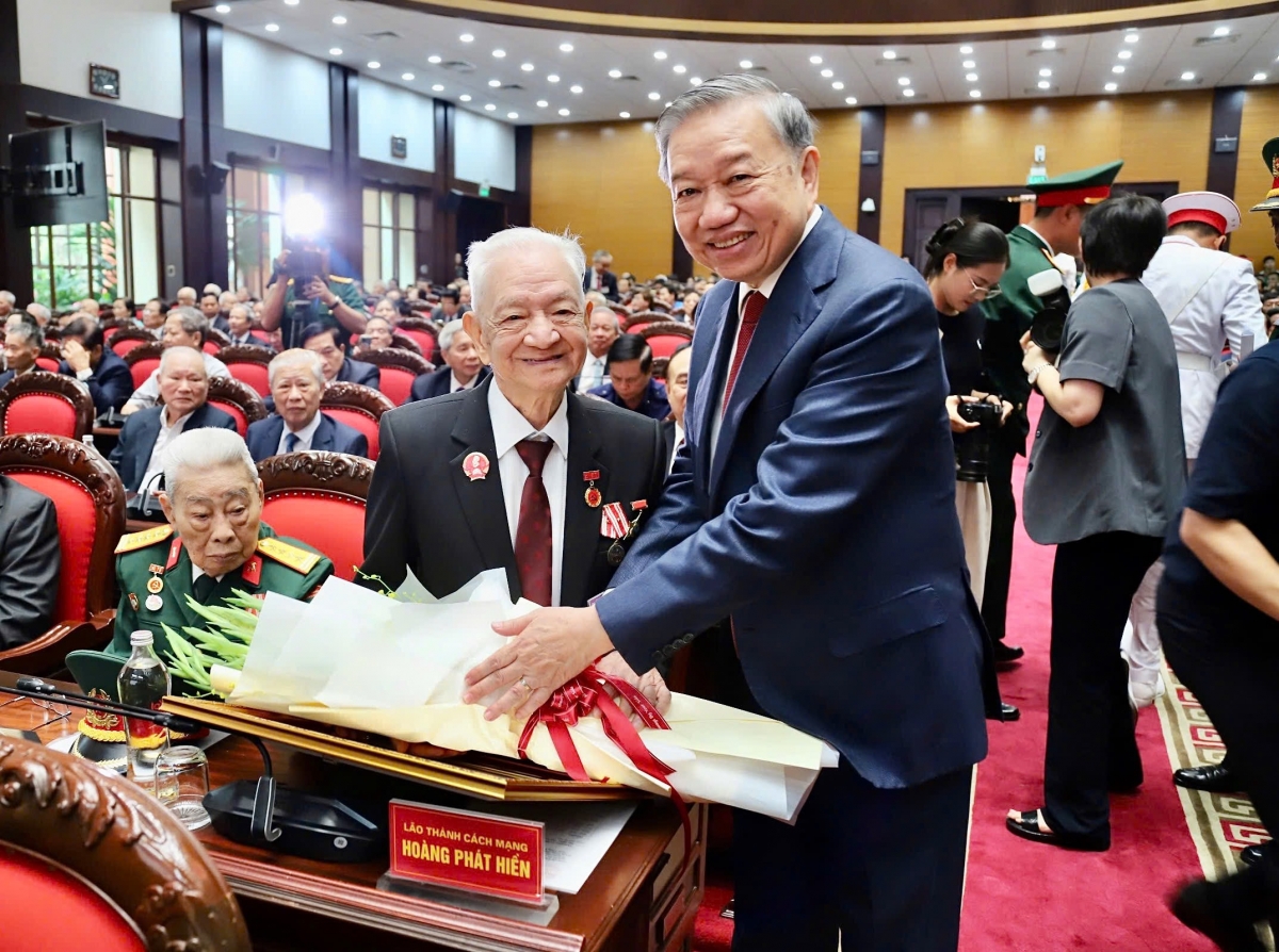 Tổng Bí thư Tô Lâm gặp mặt các đồng chí lão thành cách mạng nhân Kỷ niệm 80 năm cách mạng Tháng Tám thành công và Quốc khánh 02/9