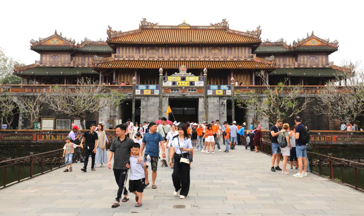 Khách du lịch tham quan Đại Nội Huế.