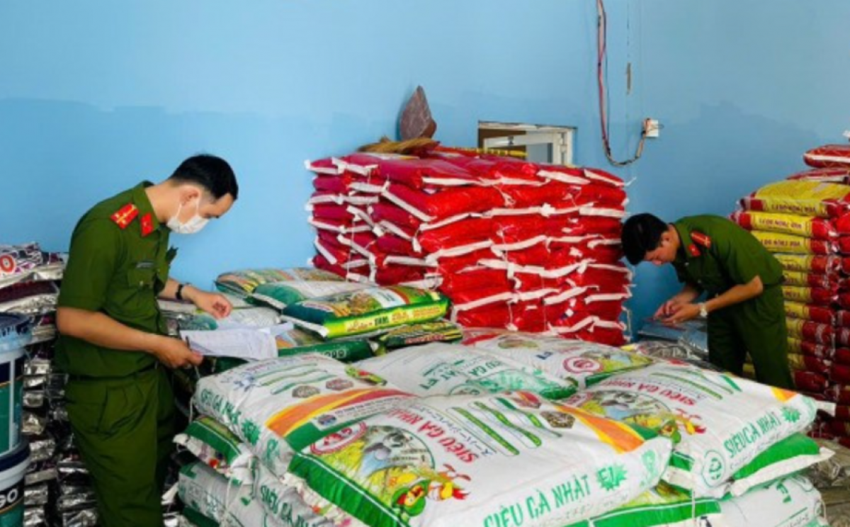 Lực lượng công an làm việc tại cơ sở kinh doanh vi phạm (Ảnh: Công an tỉnh Cà Mau)