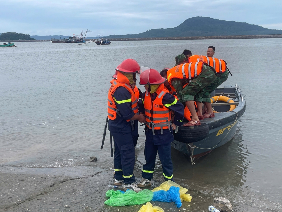 Lực lượng chức năng đưa những người trên bè mảng bị lật do giông lốc chiều 17/8 trên vùng biển Ba Hòn (Đầm Hà, tỉnh Quảng Ninh) vào bờ./.