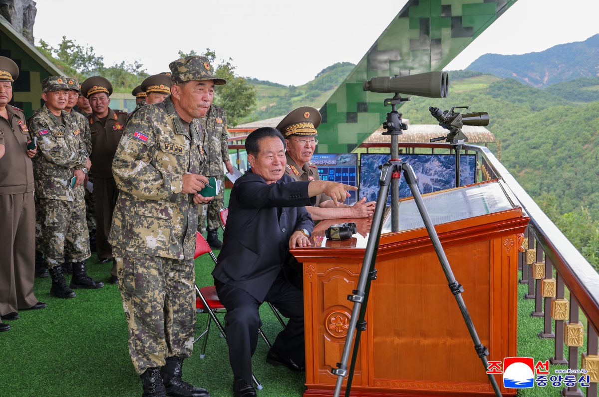 Ông Pak Jong-chon thị sát tập trận (ảnh KCNA)