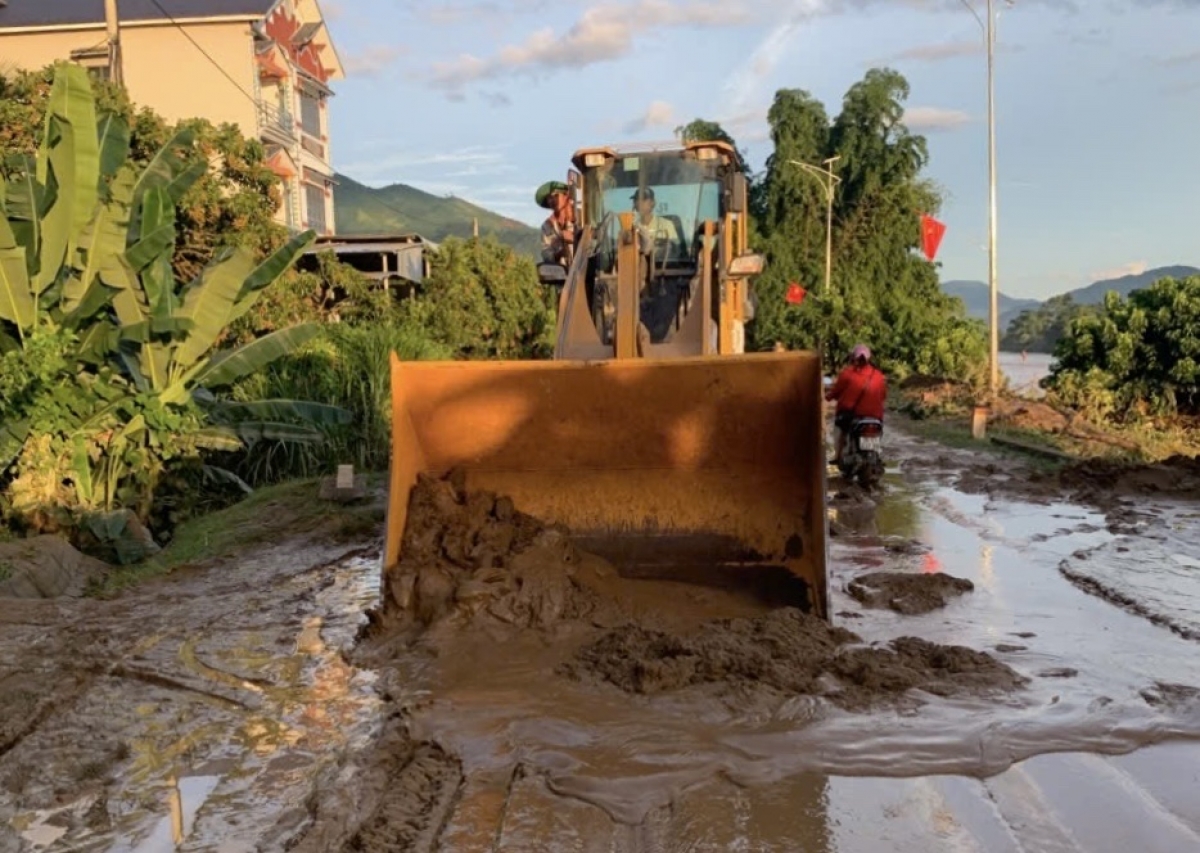 Phương tiện máy móc, nhân lực được bố trí túc trực 24/24h, đảm bảo thông xe nhanh chóng trên các tuyến đường.