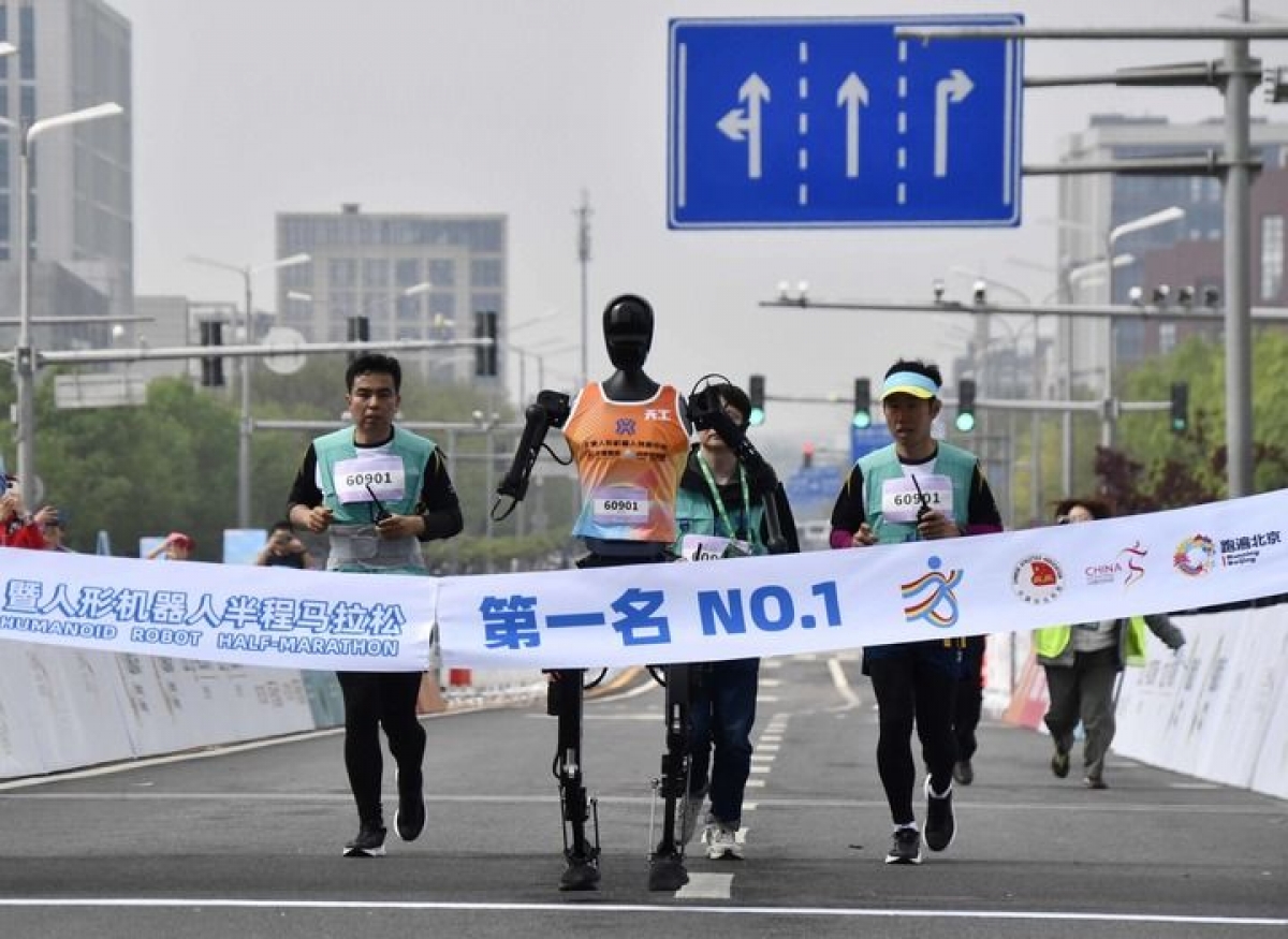 Robot Tiangong Ultra (thứ hai từ trái sang) bứt phá về đích tại Giải chạy bán marathon 2025 đầu tiên trên thế giới ngày 19/4/2025. Ảnh: TÂN HOA XÃ