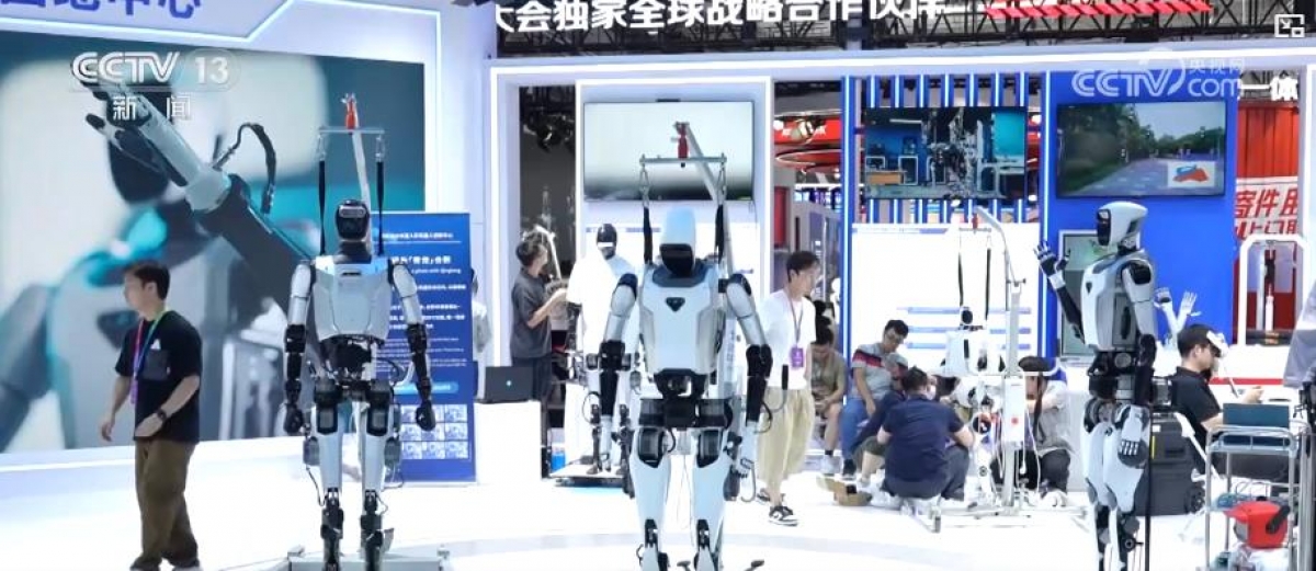 Robot hình người được trưng bày tại khu vực triển lãm của hội nghị. Ảnh CCTV