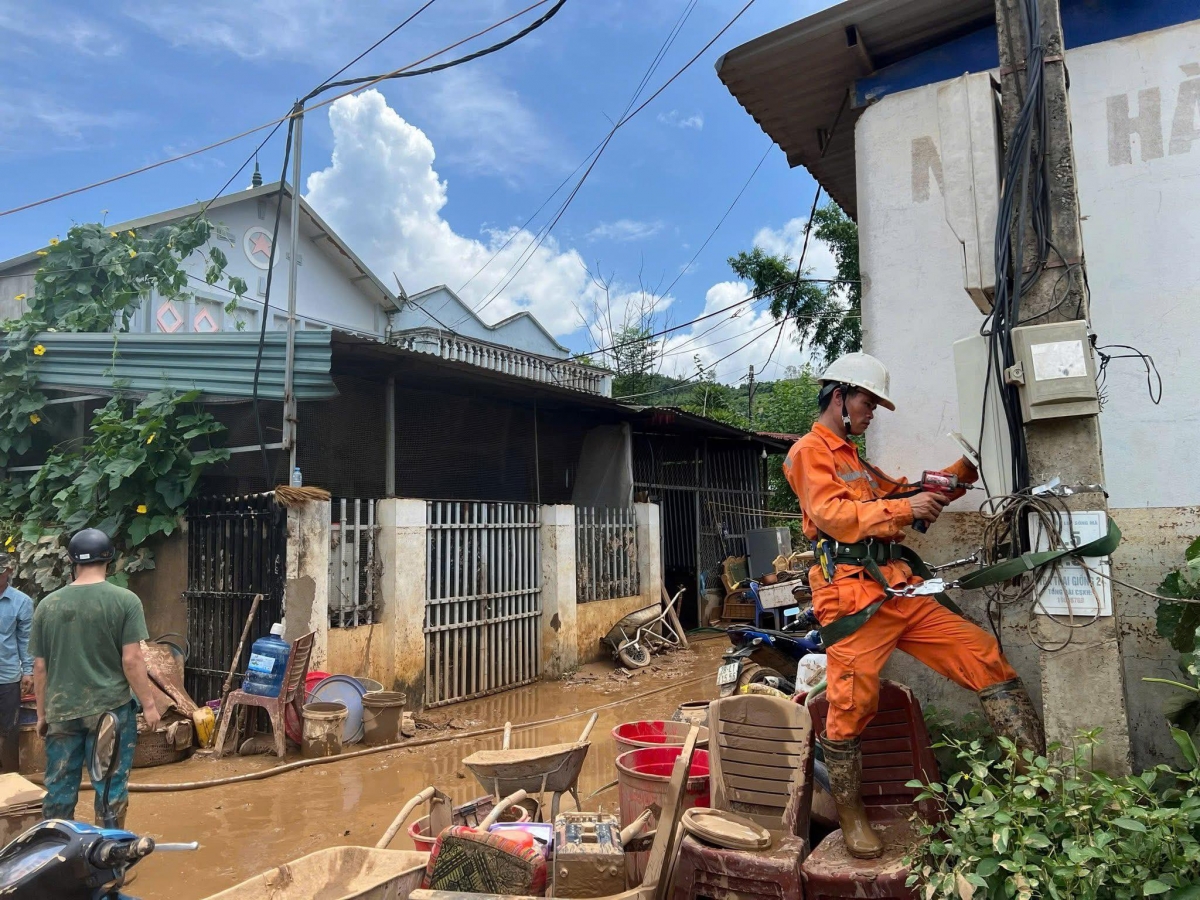 “Nước rút đến đâu - kiểm tra, cấp điện an toàn đến đó” - CBCNV Công ty Điện lực Sơn La đang bám sát hiện trường, khẩn trương khôi phục lưới điện sau mưa lũ tại Sông Mã và Sốp Cộp.