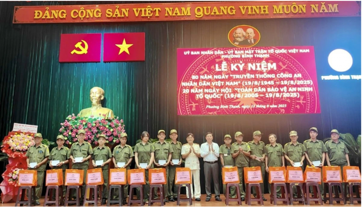 Tặng quà cho các thành viên lực lượng an ninh cơ sở phường Bình Thạnh