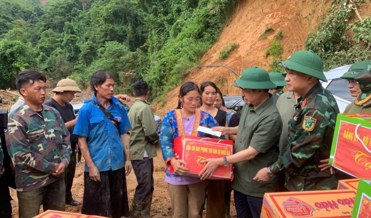 Phó thủ tướng Trần Hồng Hà thăm hỏi, động viên các hộ dân bị ảnh hưởng do mưa lũ, lũ quét, sạt lở tại xã Xa Dung, tỉnh Điện Biên ngày 2-8.
 