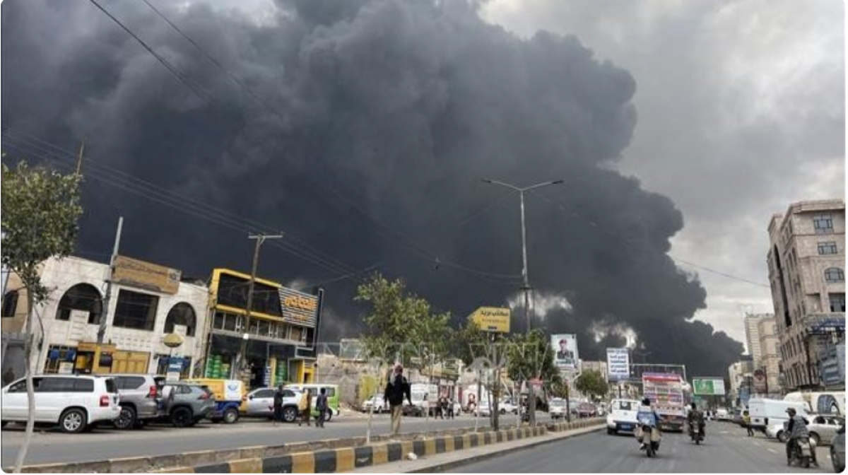 Khói bốc lên sau cuộc không kích tại Sanaa, Yemen. Ảnh: THX/TTXVN