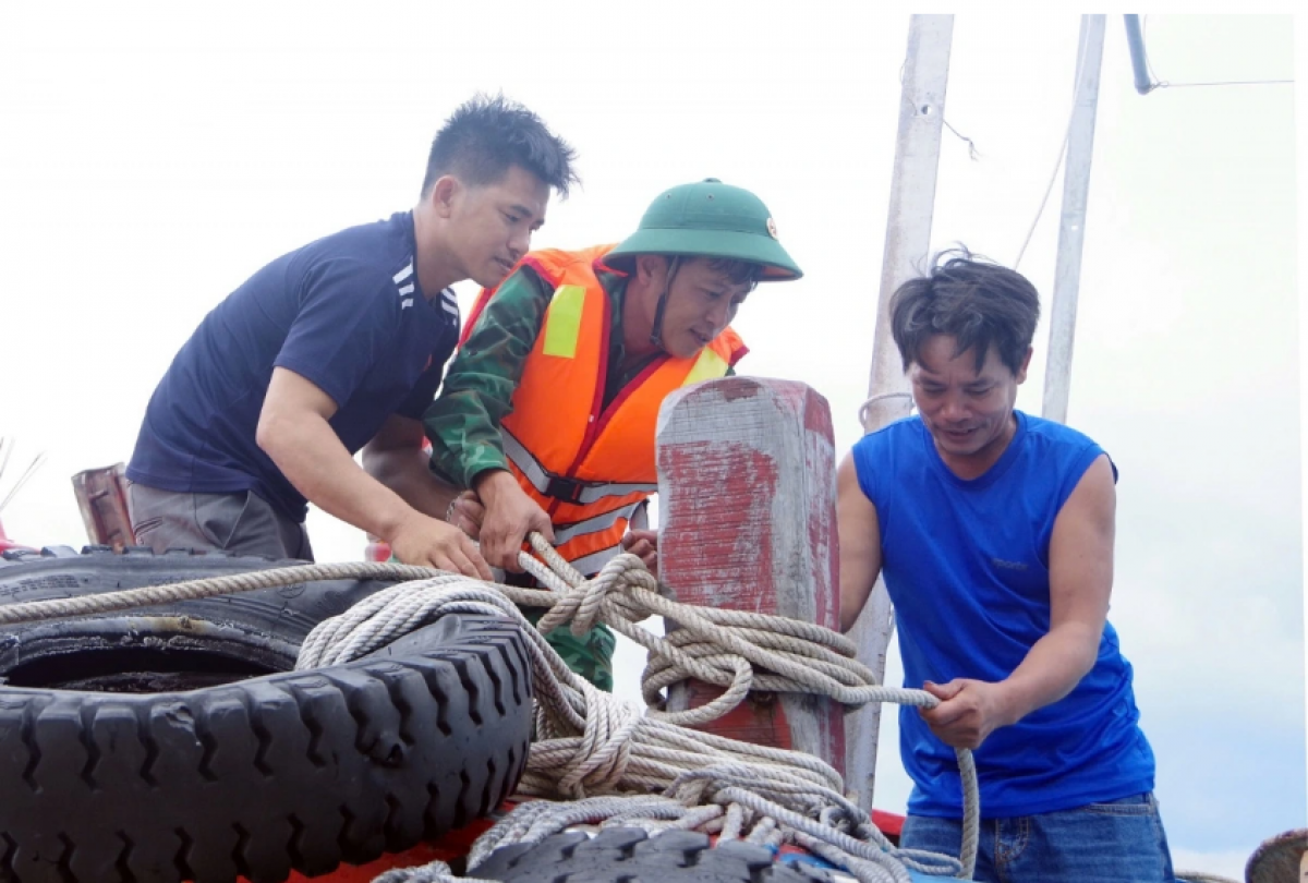 Bộ đội giúp dân chằng néo tàu thuyền