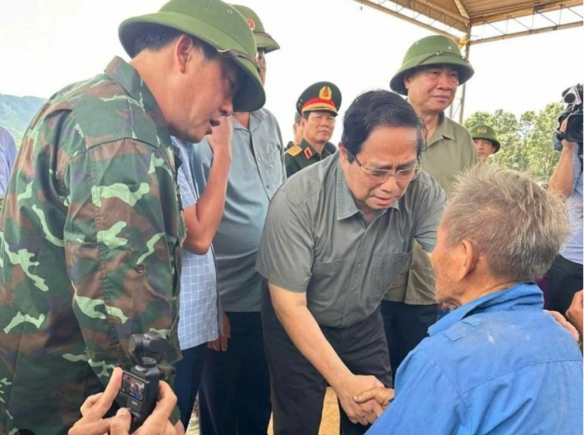 Thủ tướng kiểm tra, chỉ đạo công tác khắc phục hậu quả mưa lũ ở xã Tìa Dình.