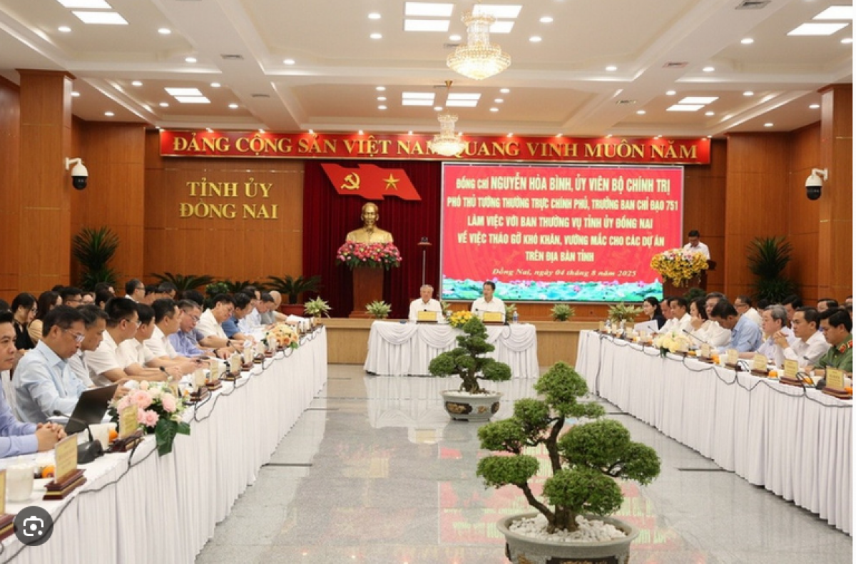 Quang cảnh buổi làm việc của Phó Thủ tướng Thường trực Chính phủ Nguyễn Hòa Bình và Ban Thường vụ Tỉnh ủy Đồng Nai về giải quyết các vấn đề khó khăn, vướng mắc các dự án tồn đọng trên địa bàn tỉnh.