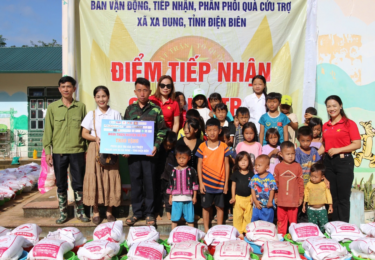 Từ thông tin kịp thời trên sóng Đài Tiếng nói Việt Nam, các đoàn thiện nguyện, mạnh thường quân khắp nơi đã tìm đến hỗ trợ bà con nhân dân vùng lũ..jpg