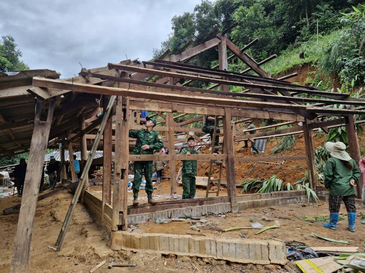 Công tác khắc phục hậu quả mưa lũ tại Điện Biên. Ảnh: VOV Tây Bắc