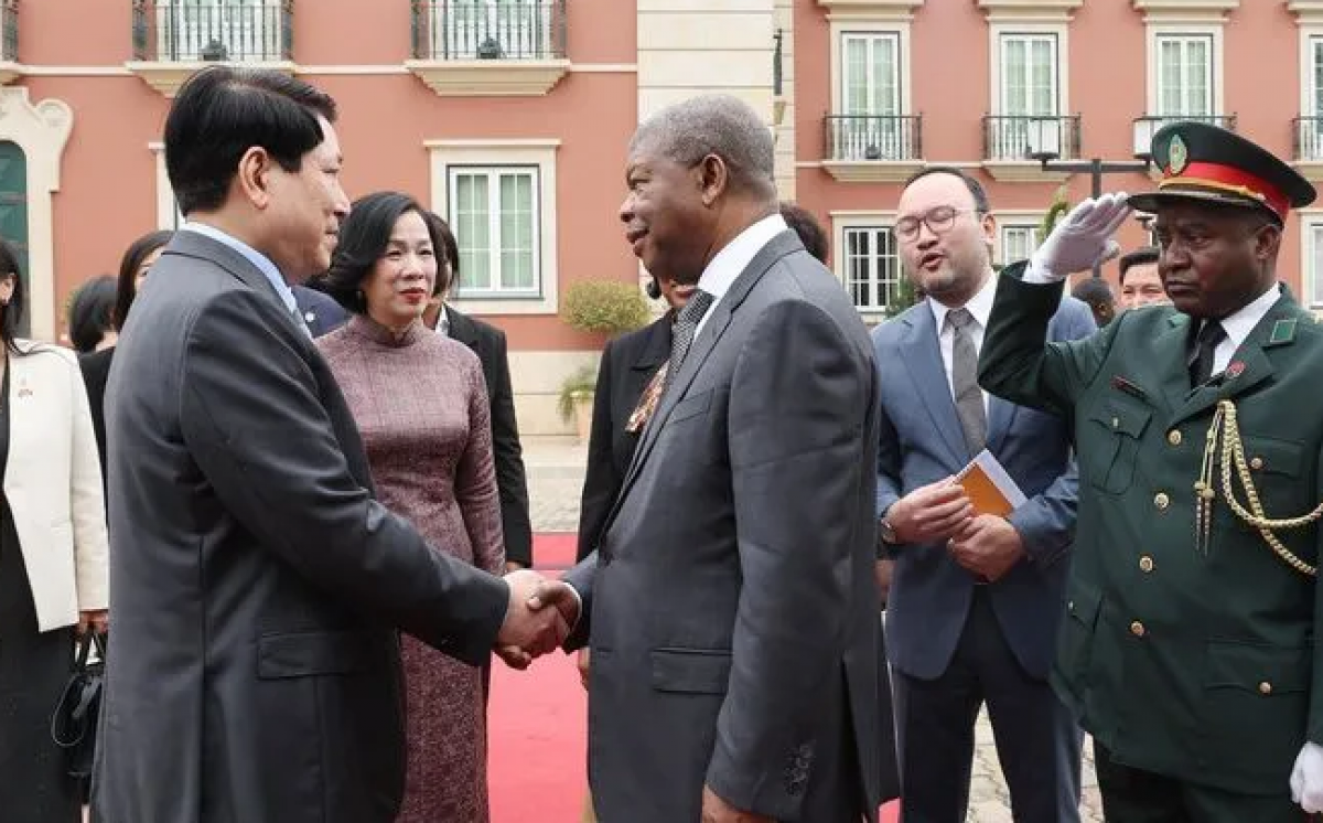 Tổng thống Angola João Manuel Gonçalves Lourenço và Phu nhân tiễn Chủ tịch nước Lương Cường và Phu nhân. (Ảnh: TTXVN)