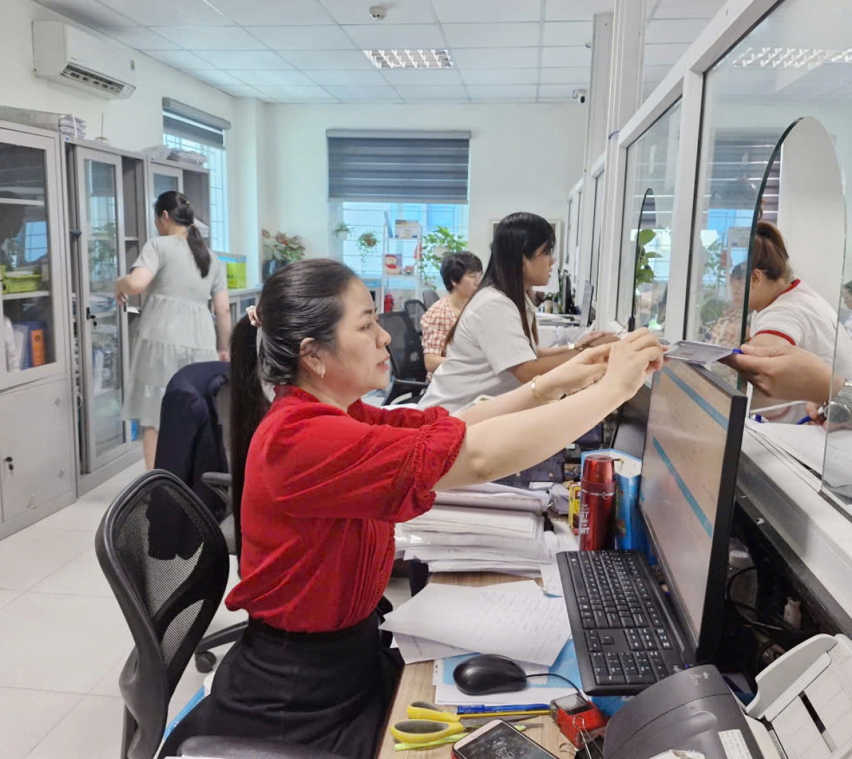 Bảo hiểm Xã hội cơ sở Hòa Cường phối hợp với UBND các phường cấp thẻ bảo hiểm y tế cho học sinh, sinh viên.