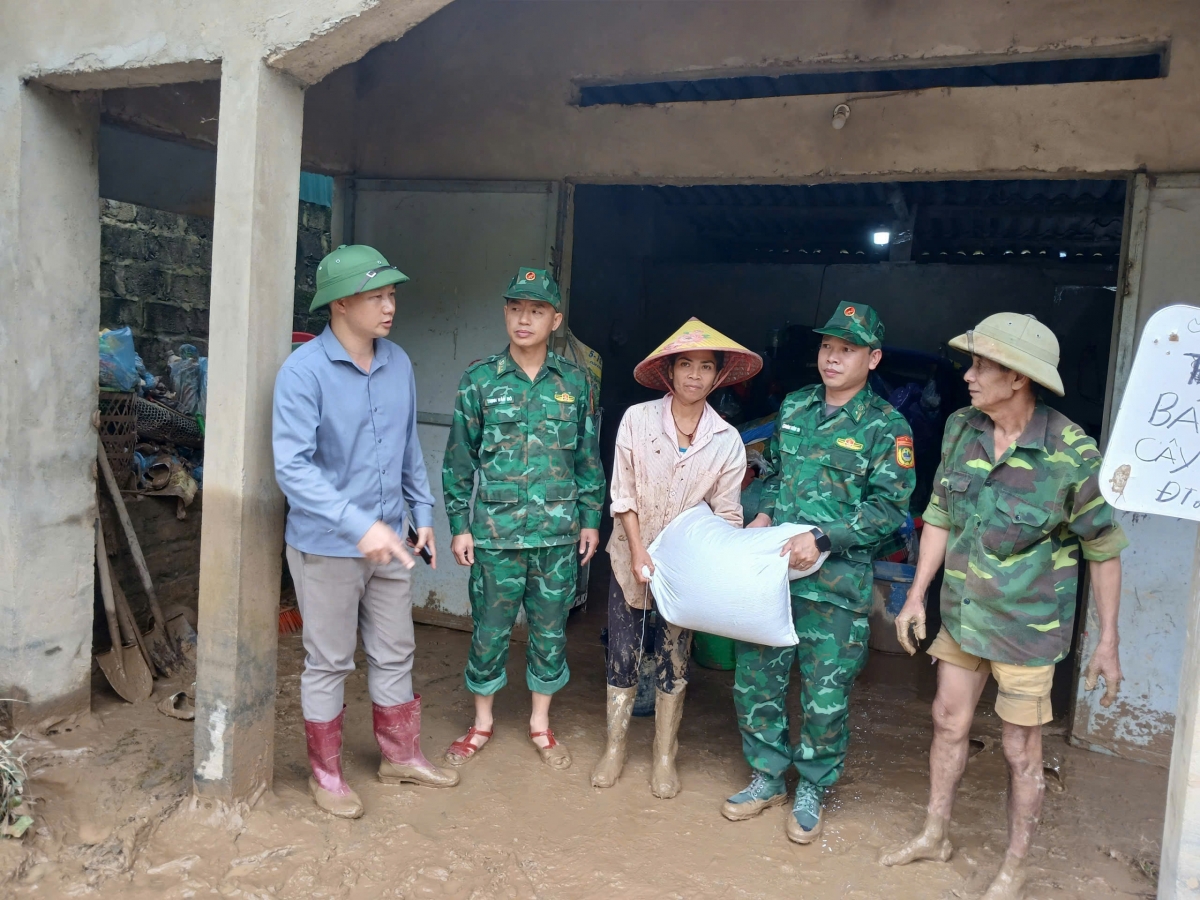 ... hỗ trợ kịp thời gạo cho 2 hộ gia đình bị thiệt hại nặng sau lũ.