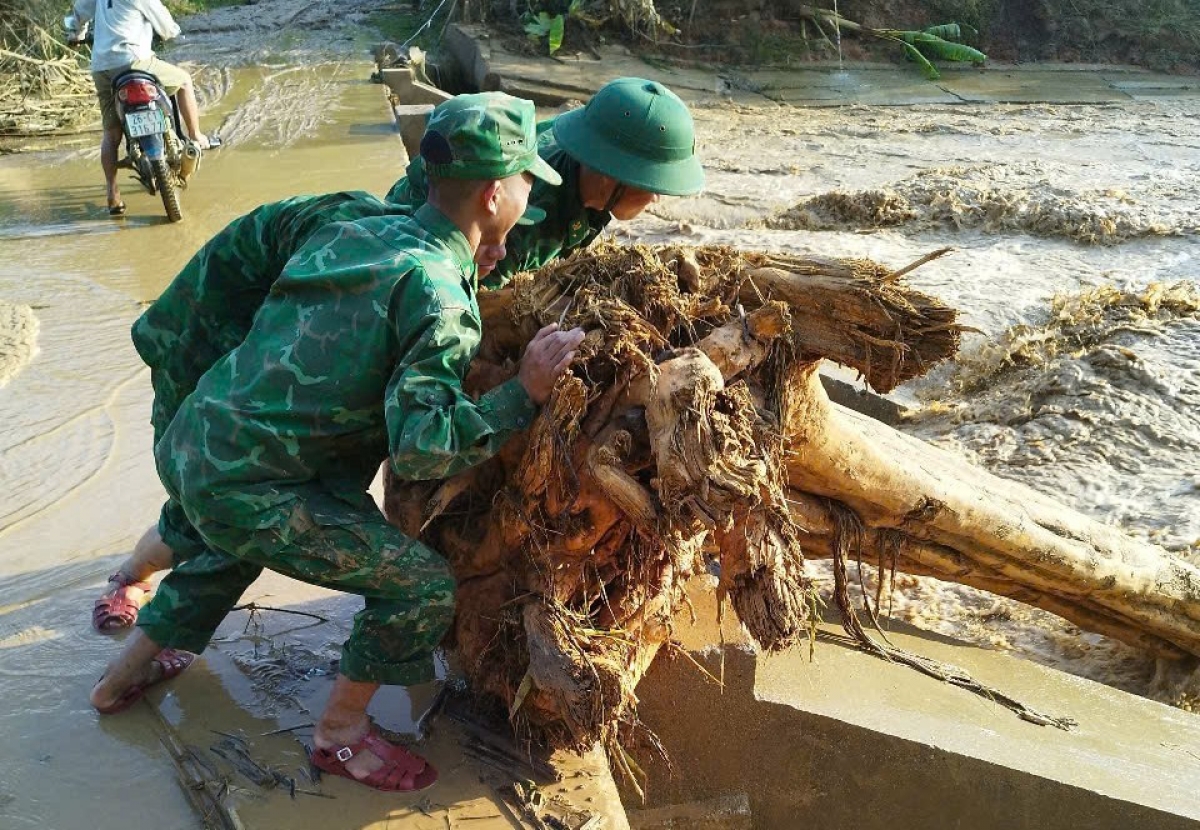 ... nhanh chóng đảm bảo giao thông, giúp người dân đi lại an toàn.