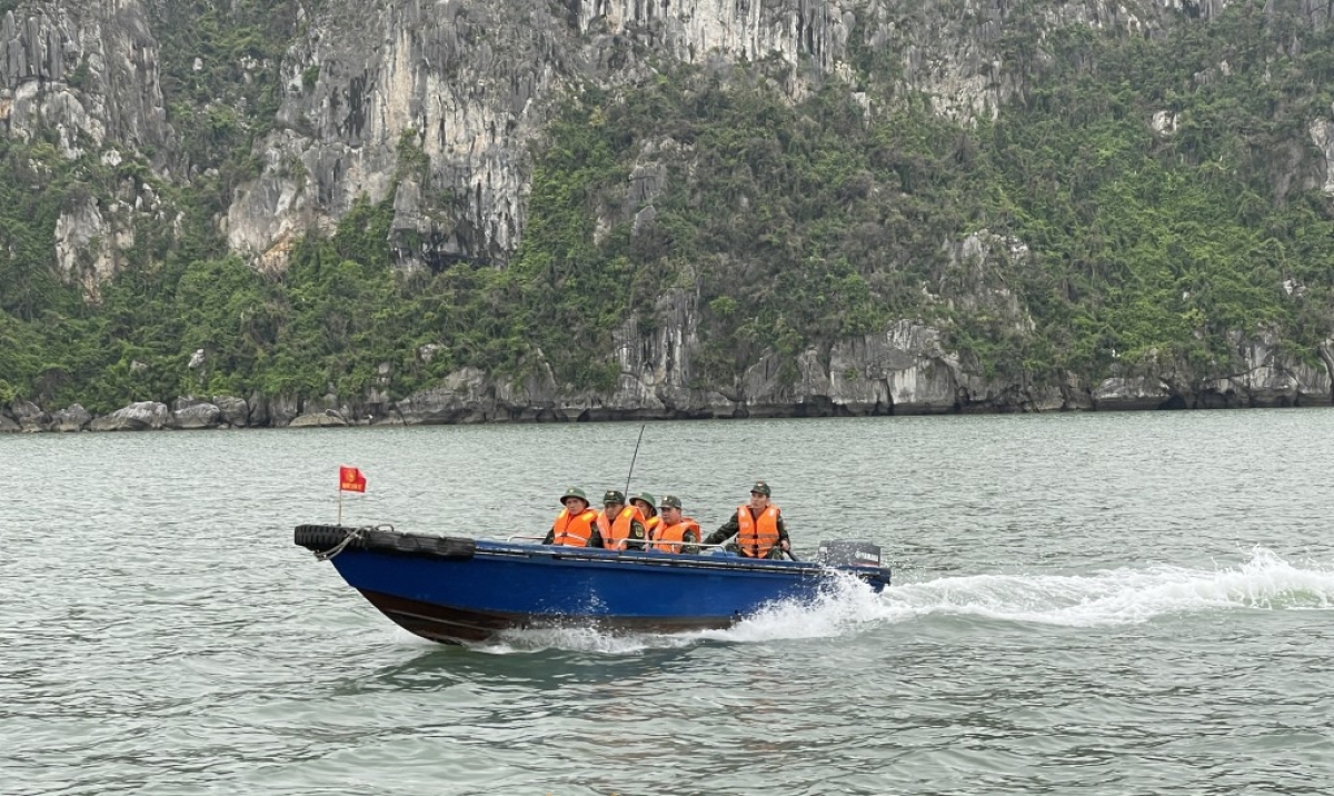 Từ ngày 6/8, Bộ Chỉ huy quân sự tỉnh Quảng Ninh bố trí tàu quân y và 2 xuồng cơ động, triển khai tuần tra 24/24h hàng ngày trên Vịnh Hạ Long.