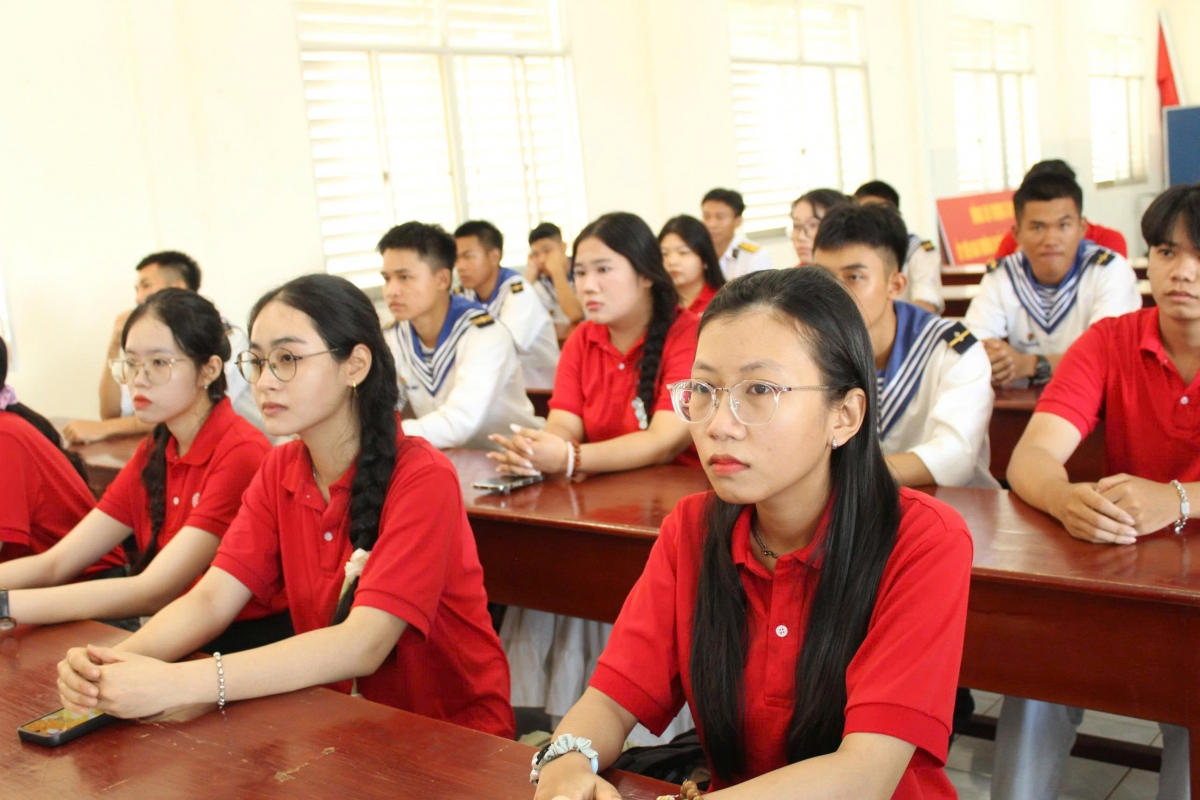 Cán bộ, đảng viên, đoàn viên lắng nghe tuyên truyền về biển đảo