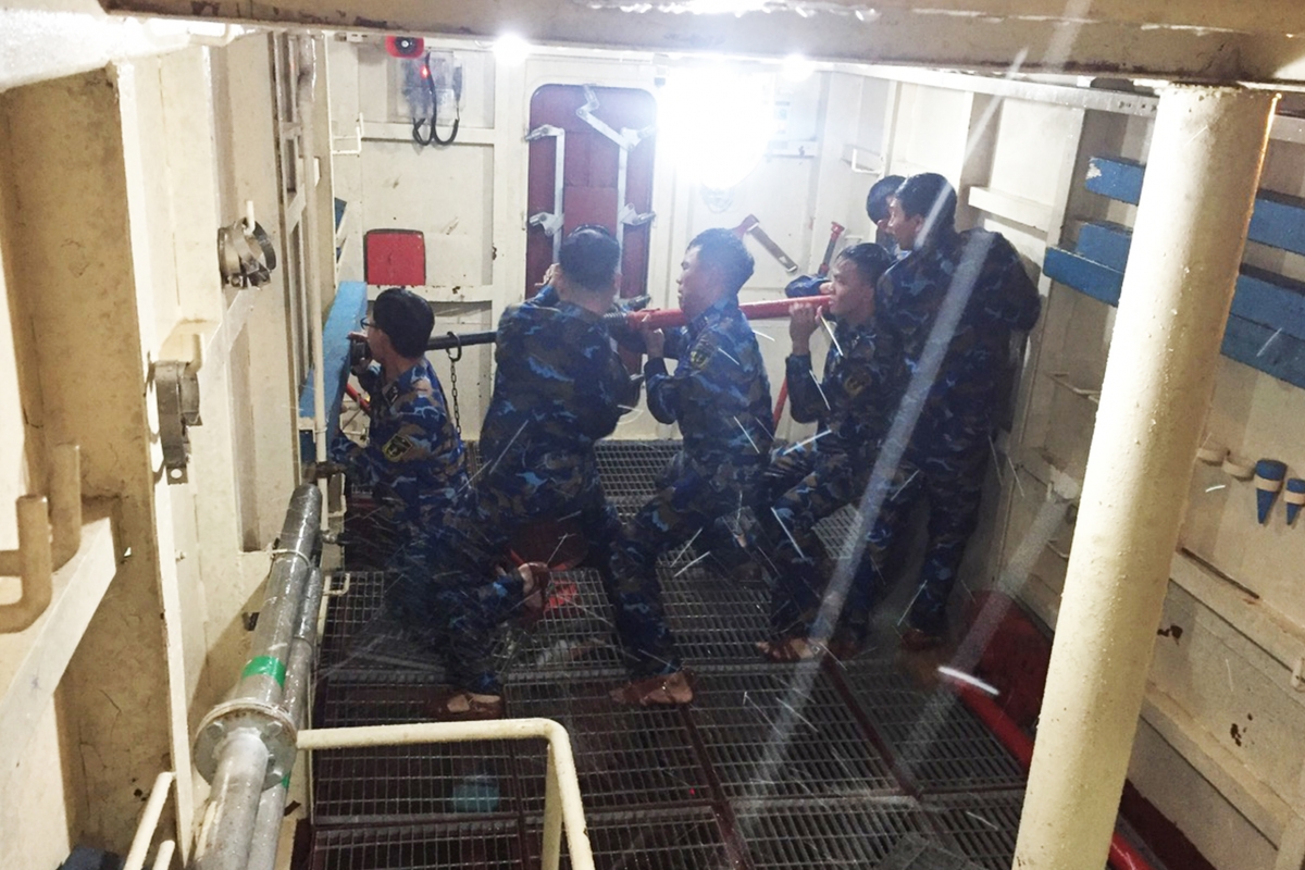 Thực hành bịt lỗ thủng mạn tàu.