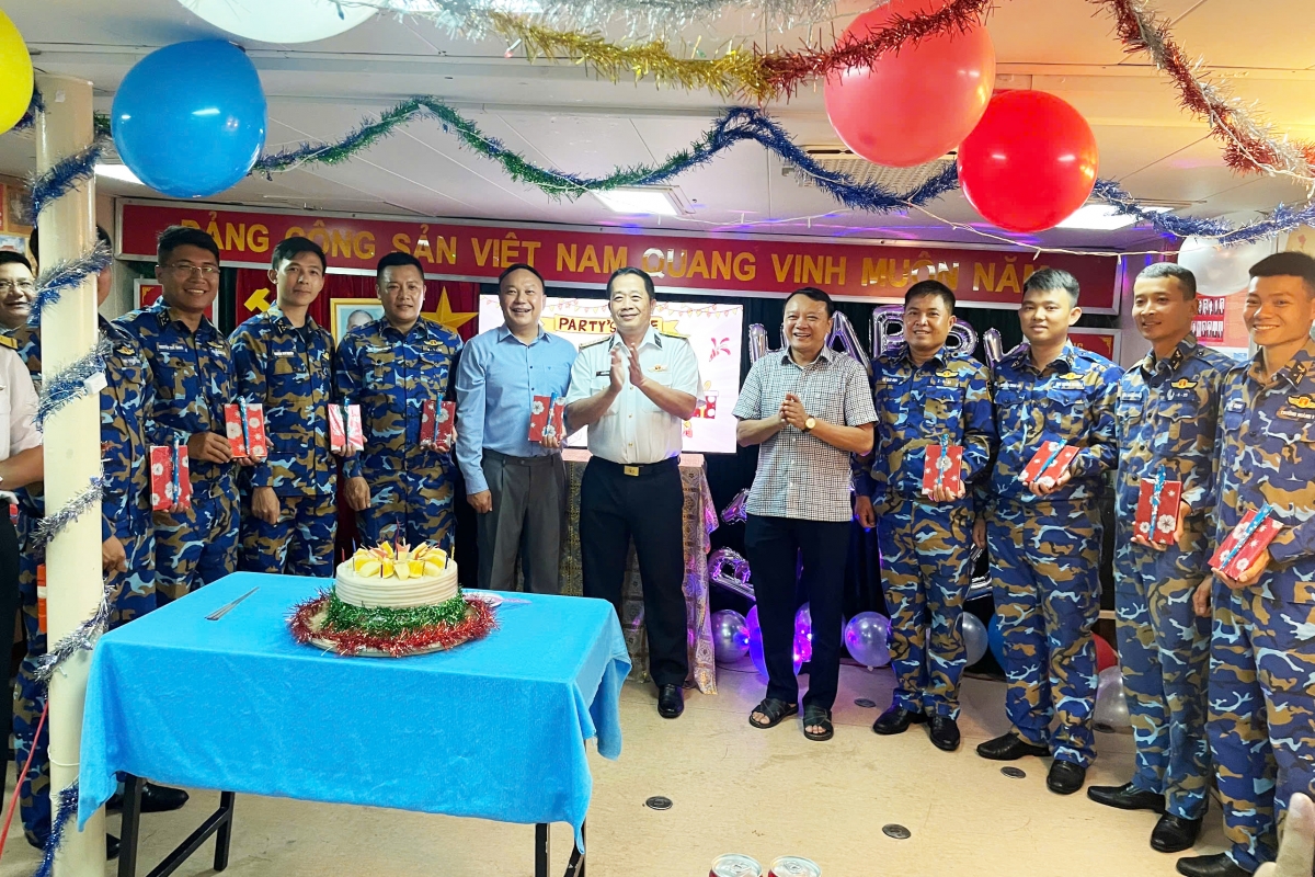 Đại tá Nguyễn Vĩnh Nam, Phó Tư lệnh Vùng 4 Hải quân, Trưởng đoàn công tác tặng quà sinh nhật đồng đội.