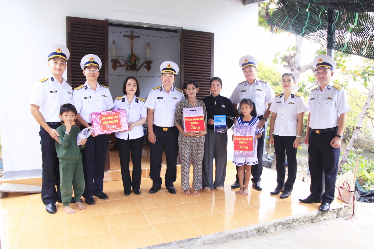 Cháu Mang Võ Khánh Băng vui mừng đón nhận quà đầu năm học mới