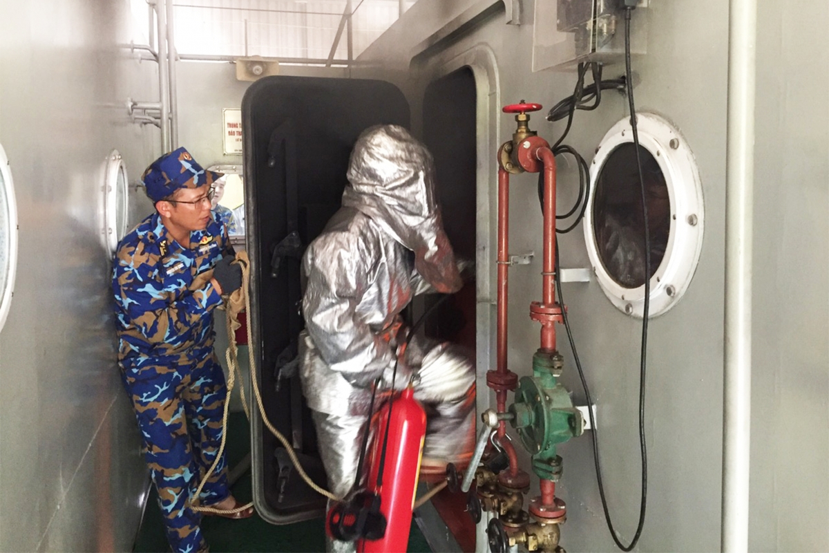 Thực hành dập tắt đám cháy trong khoang của đội tuyển cán bộ tàu 012-Lý Thái Tổ.