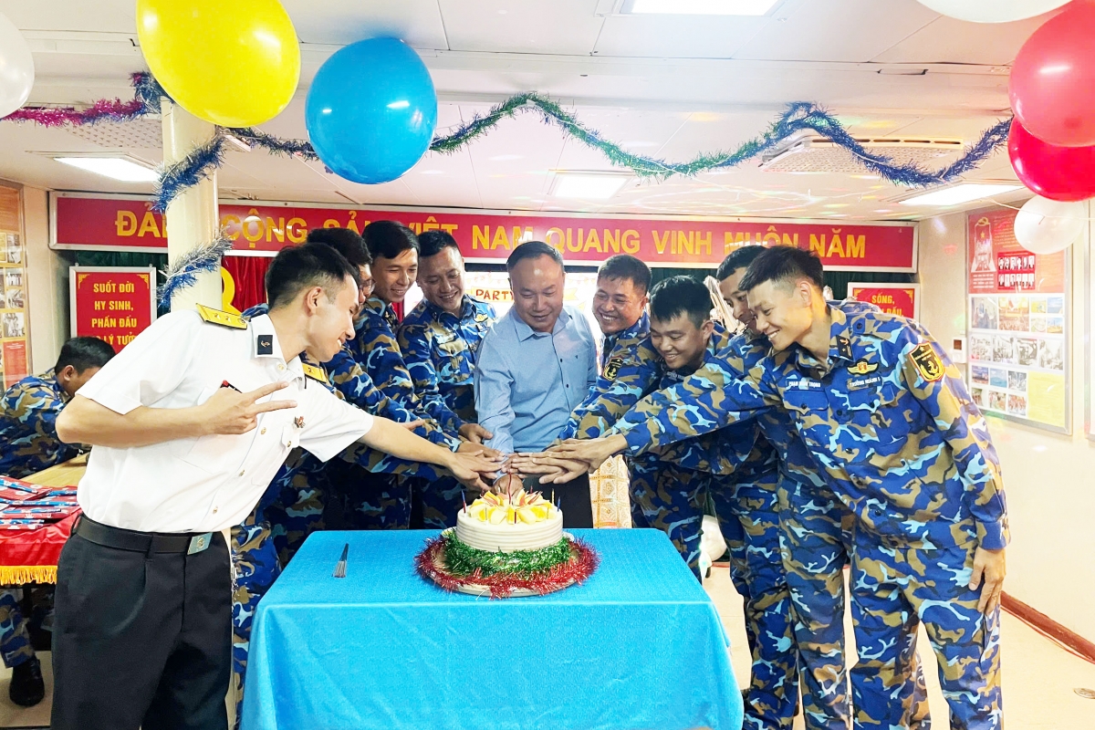 Đồng đội có cùng ngày sinh nhật trong tháng 8 cắt bánh kem.