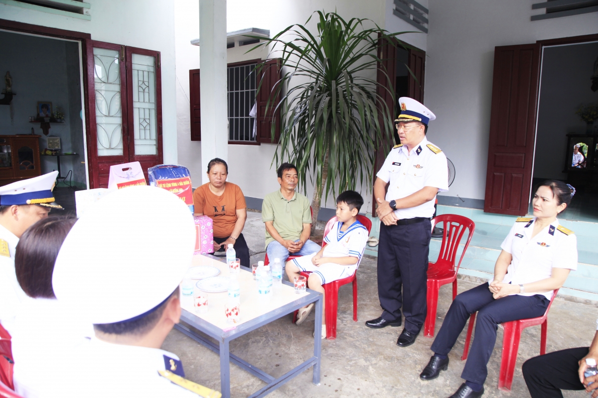 Đại tá Mai Văn Doanh phát biểu, gửi gắm niềm tin cháu Hoàng Trí Bảo sẽ phấn đấu trở thành bộ đội Hải quân.