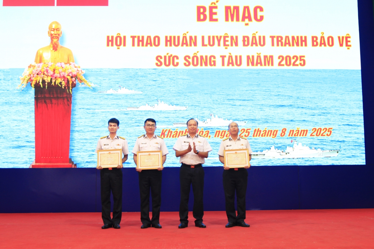Ban tổ chức trao thưởng các đơn vị đạt giải cao