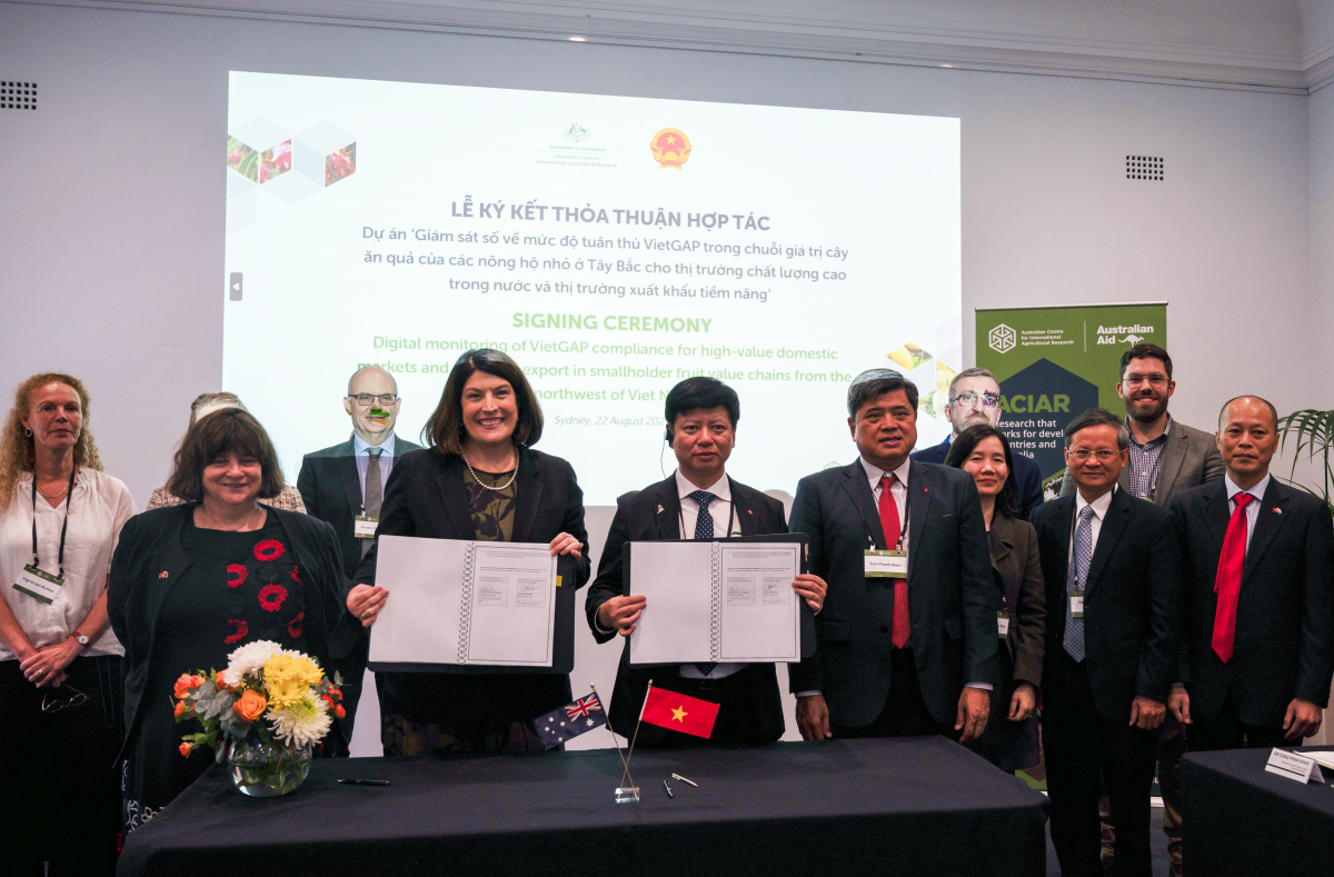 Giáo sư Wendy Umberger, ACIAR CEO và TS Phạm Ngọc Mậu, Vụ phó Vụ Hợp tác Quốc tế, Bộ Nông nghiệp và Môi trường ký thỏa thuận song phương về dự án mới hỗ trợ nông dân trồng trái cây ở Tây Bắc Việt Nam số hóa trong sản xuất để tiếp cận thị trường tốt hơn. Nguồn: ACIAR