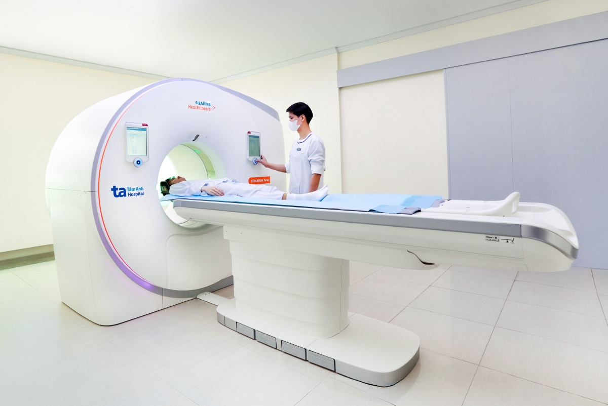 Hệ thống máy chụp CT 1975 lát cắt tích hợp AI có thể phát hiện nhanh tổn thương nhỏ, vùng thiếu máu cơ tim hoặc nhồi máu phổi trong vòng 0,23 giây, lượng tia xạ cực thấp.
