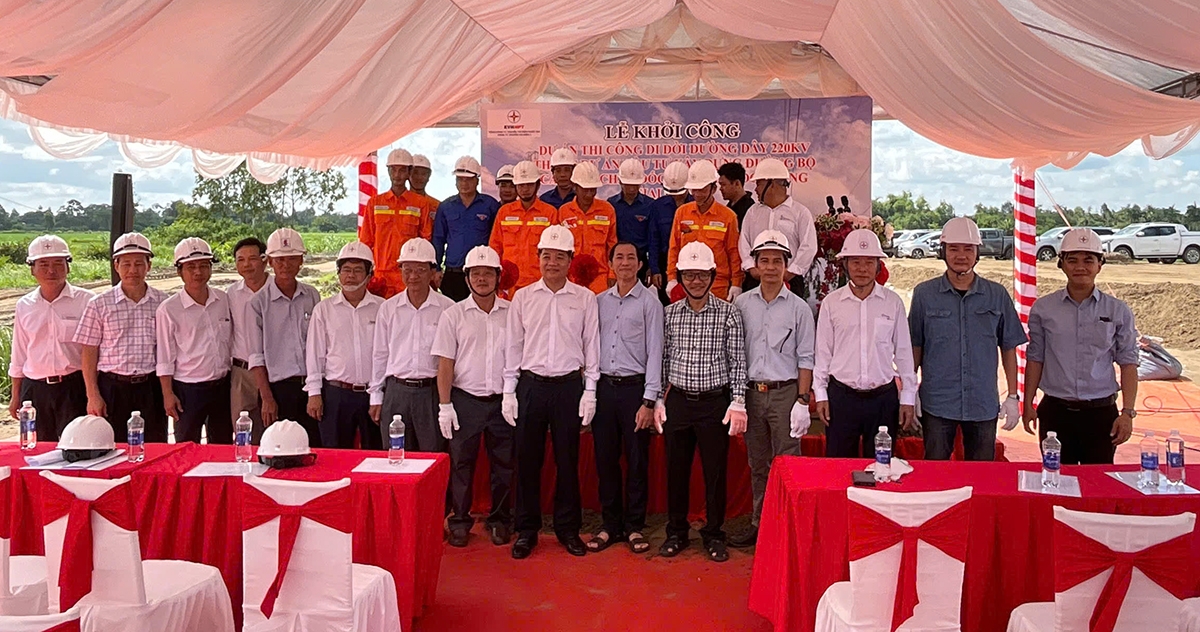 Các đại biểu chụp ảnh lưu niệm tại lễ khởi công