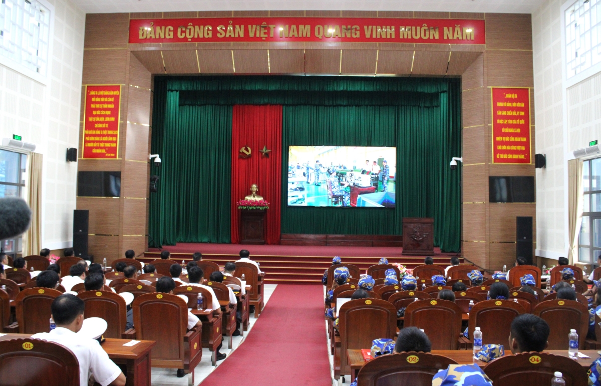 Các đại biểu xem phim báo cáo
